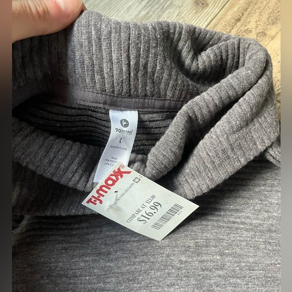 Cropped Turtle Neck Pullover - Picture 2 of 2